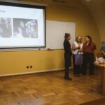 Zdjęcie przedstawia tłumaczenie ustne doktor Marii Syliviny Iaconianni w auli Uniwersytetu Wrocławskiego